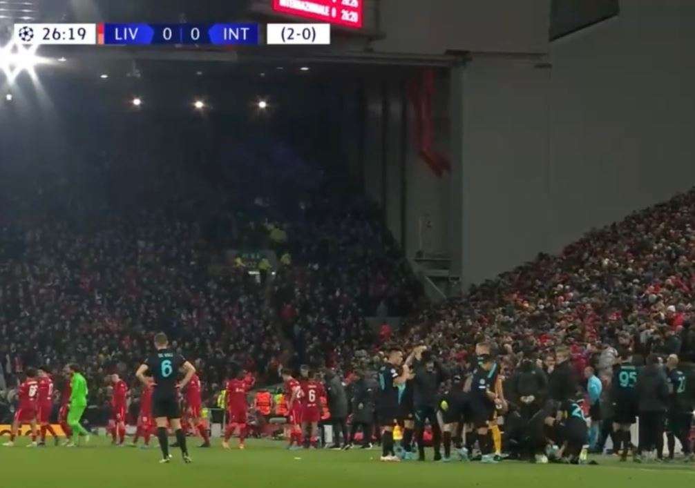 Ndërpritet ndeshja në Liverpool, një tifozit i duhet ndihma mjekësore