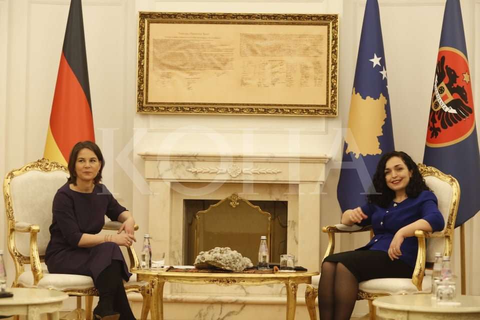 Ministrja e Jashtme gjermane mbërrin në Kosovë, takohet me Osmanin
