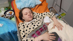 Shtatzëna e përgjakur nga bombardimi i spitalit në Mariupol të mërkurën, lind vajzën
