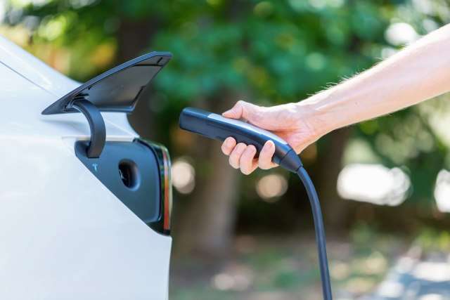 Tronditet shoferi i Teslas: Karikoi veturën 20 minuta, i kushtoi gjysmë milioni euro