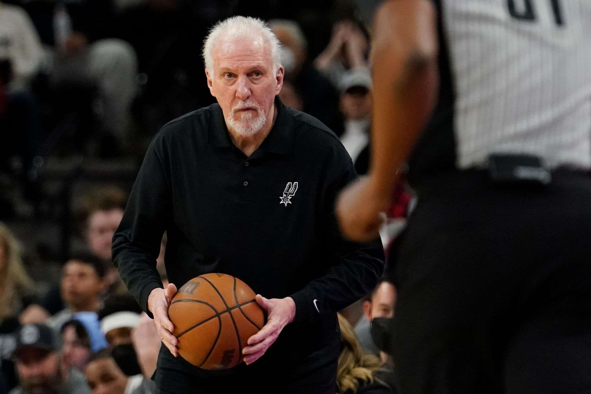 Trajneri Popovich vendos rekord të jashtëzakonshëm në NBA