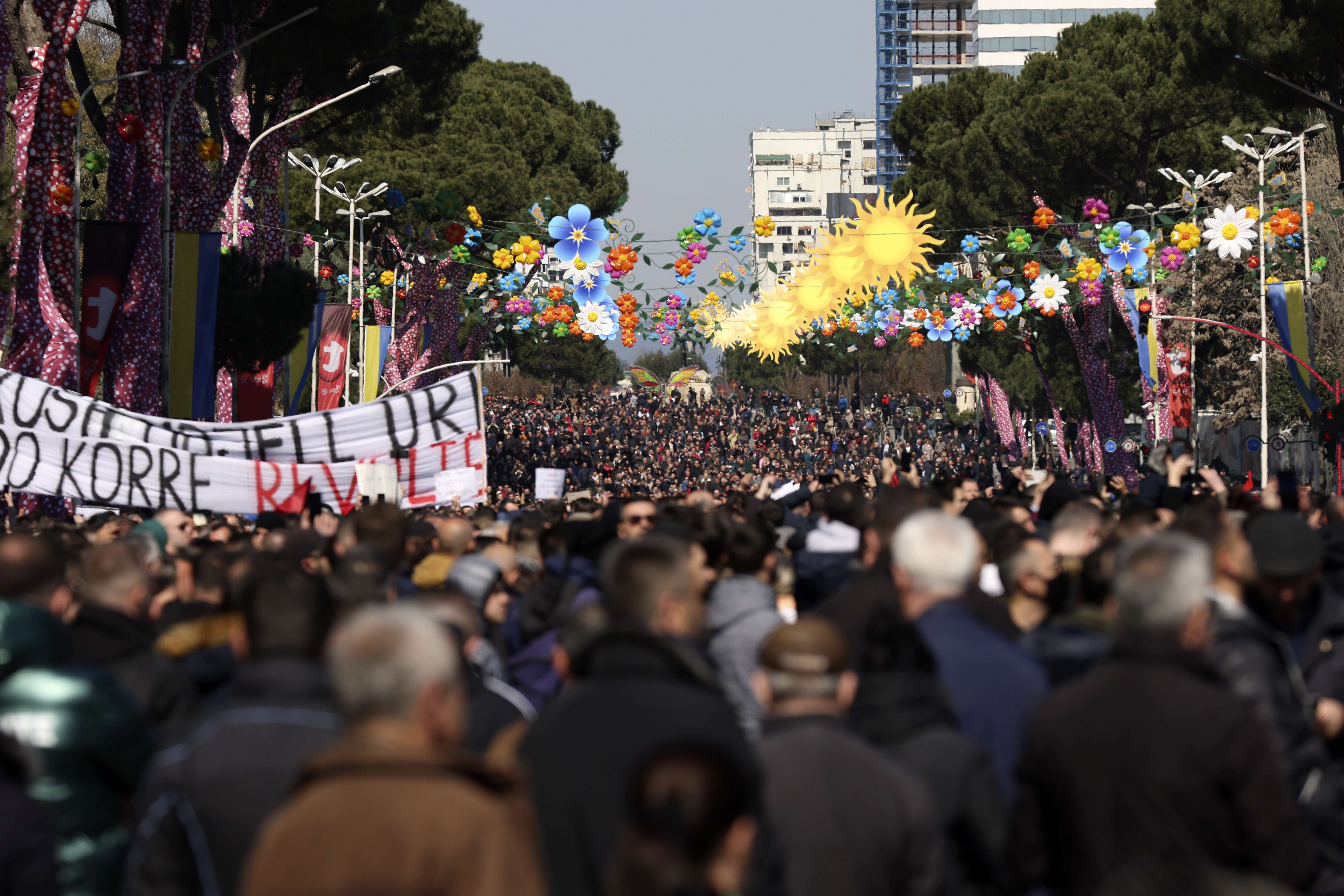 Në ditën e katërt të protestave në Shqipëri, Qeveria prezanton “Paketën Sociale”