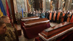 Ukrainasit varrosin ushtarët e parë të rënë