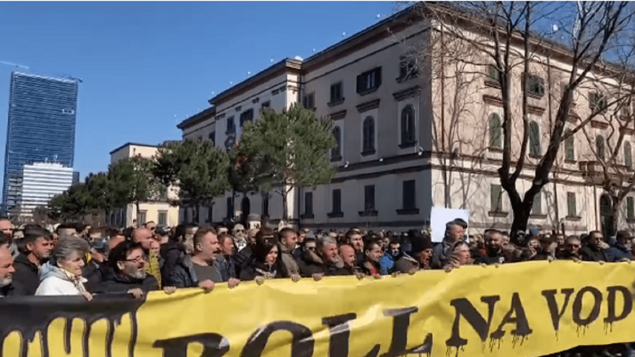 Vazhdojnë protestat në Tiranë kundër rritjes së çmimeve, mijëra shqiptarë mblidhen