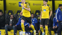 Dortmundi fiton dhe mban hapin