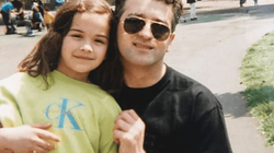 Rita Ora uron ditëlindjen e babait me fotografi të fëmijërisë