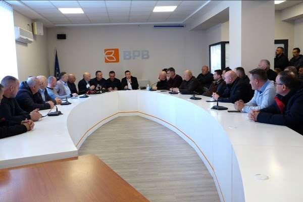 Transportuesit rrugorë të udhëtimit paralajmërojnë protestë