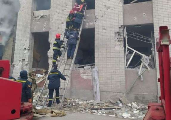 Shkatërrohet një ndërtesë në Chernihiv nga sulmi ajror rus
