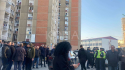 Banorët në Lakrishtë kundërshtojnë bllokimin e veturave nga Prishtina Parking
