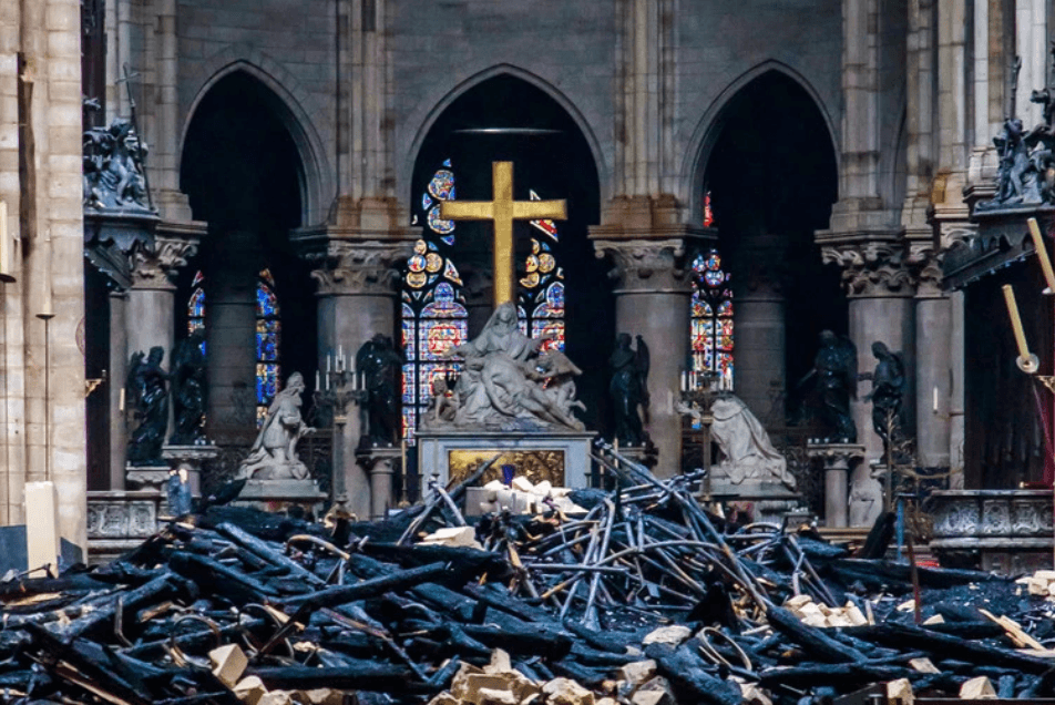 Arkeologët gjejnë varre të moçme dhe sarkofag plumbi në “Notre Dame”