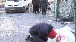 Videoja emocionale e burrit që qan mbi trupin e nënës së vdekur në Kiev