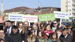 Me sloganin “Ec me këpucët e mia” marshohet në sheshet e Prishtinës