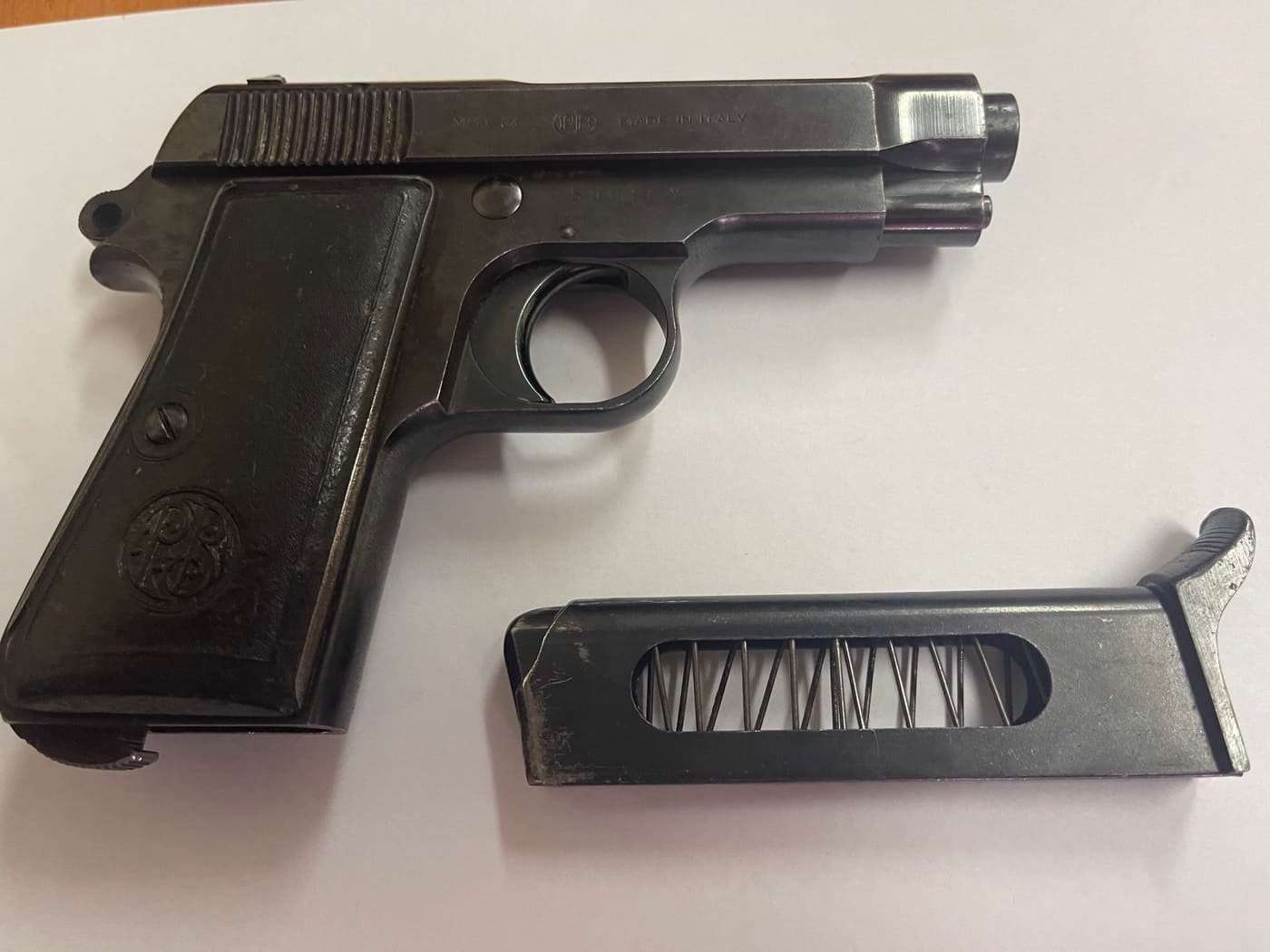 Nxënësi në Gjakovë shkon në klasë me pistoletë e thikë, ndalohet nga Policia