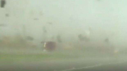 Tornadoja në Texas rrotullon në ajër kamionçinën, shoferi shpëton pa lëndime