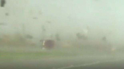 Tornadoja në Texas rrotullon në ajër kamionçinën, shoferi shpëton pa lëndime
