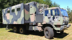 Një kamion ushtarak i shndërruar në “shtëpi me rrota”