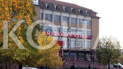 Lëndohet i mituri në Skenderaj derisa lëvizi veturën e parkuar të prindit