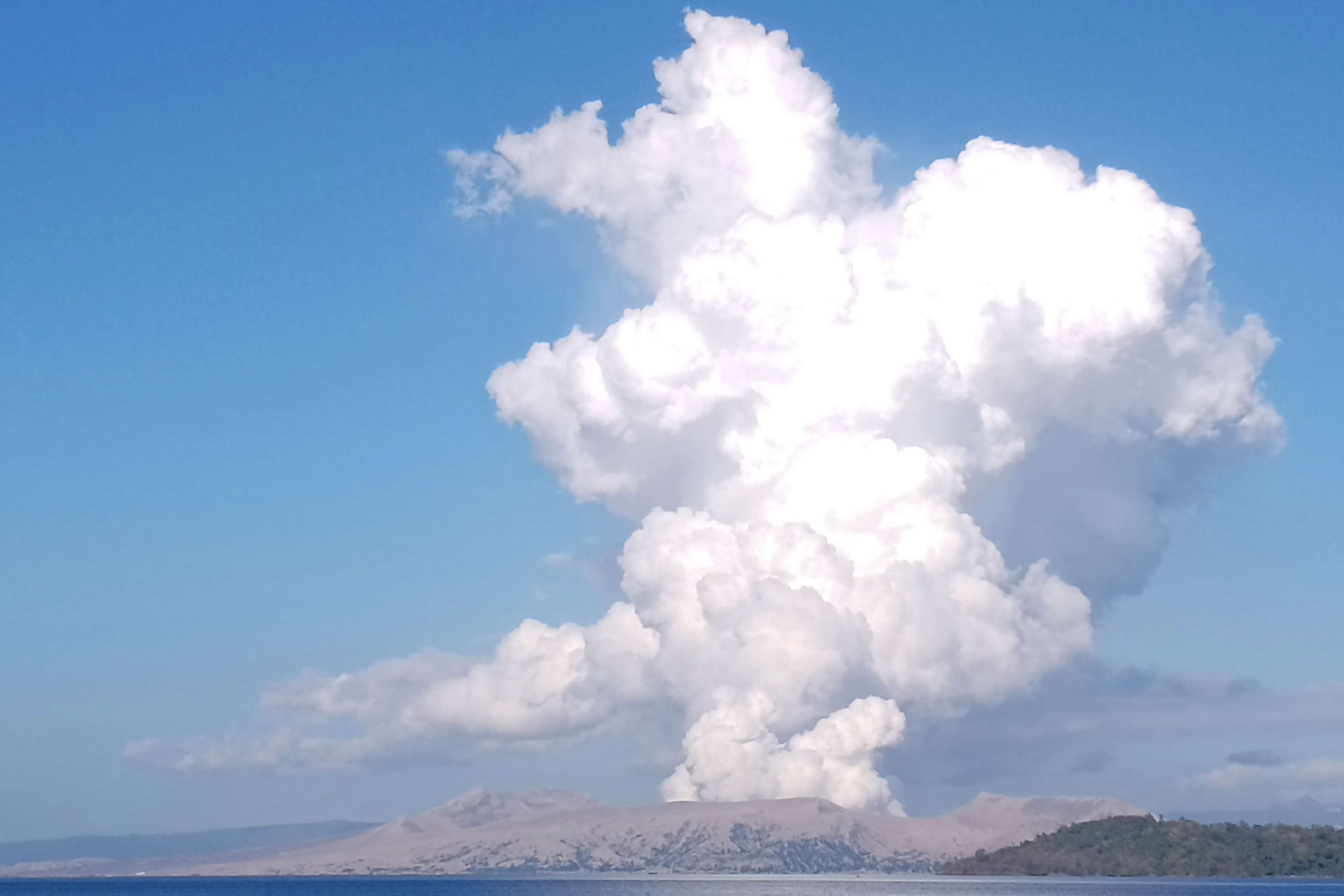 Vullkani në Filipine ngjall frikë me emetimin e gazit