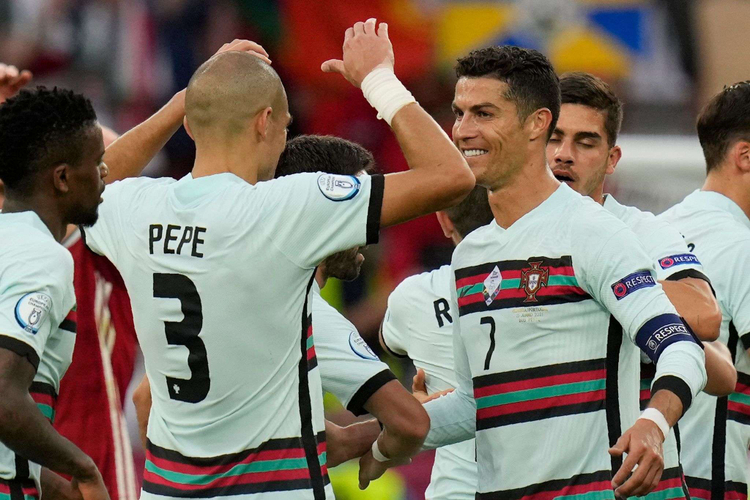 38-year-old Cristiano Ronaldo and 40-year-old Pepe in Portugal training  