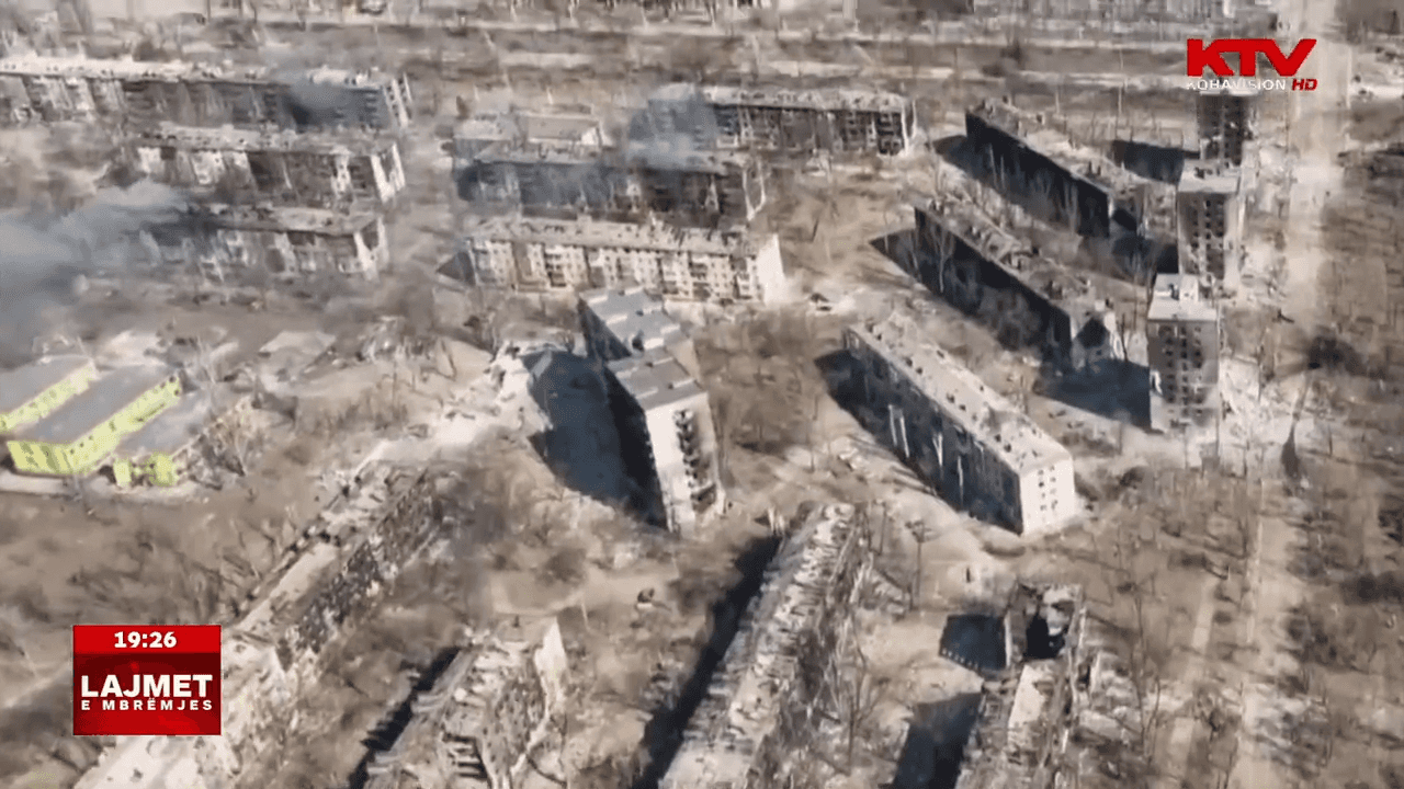 Në Mariupol, qytetarët po detyrohen t’i varrosin kudo familjarët e vrarët