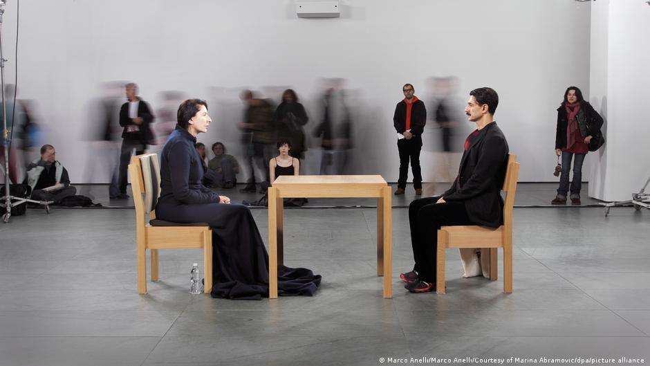 Marina Abramoviq nxjerr në ankand performancën legjendare në ndihmë për Ukrainën