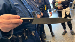 Një thikë kasapi gjendet e fshehur nën foshnjën në aeroportin e Bostonit