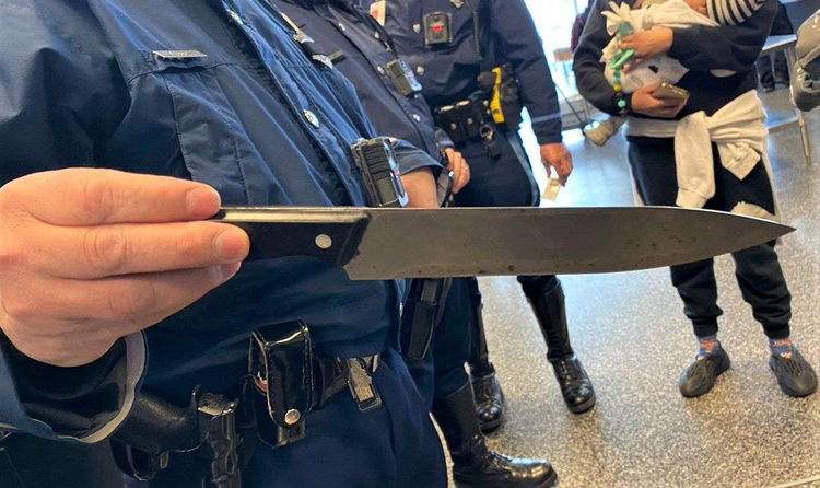 Un couteau de boucher est retrouvé caché sous le bébé à l'aéroport de  Boston 