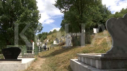Dëmtohen disa varreza në Pejë