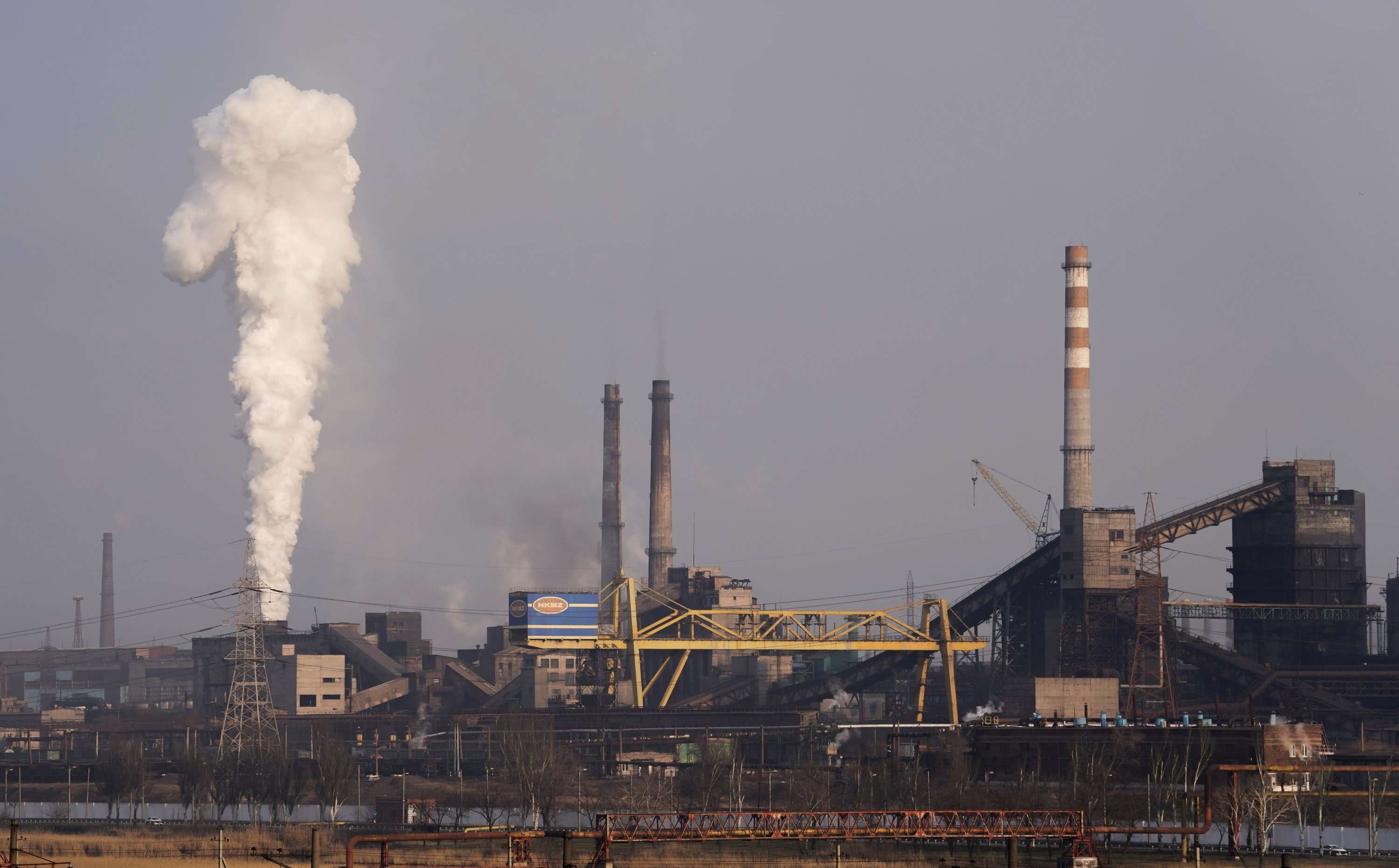 Rusia thotë se 46 civilë u larguan nga uzina e Azovstal
