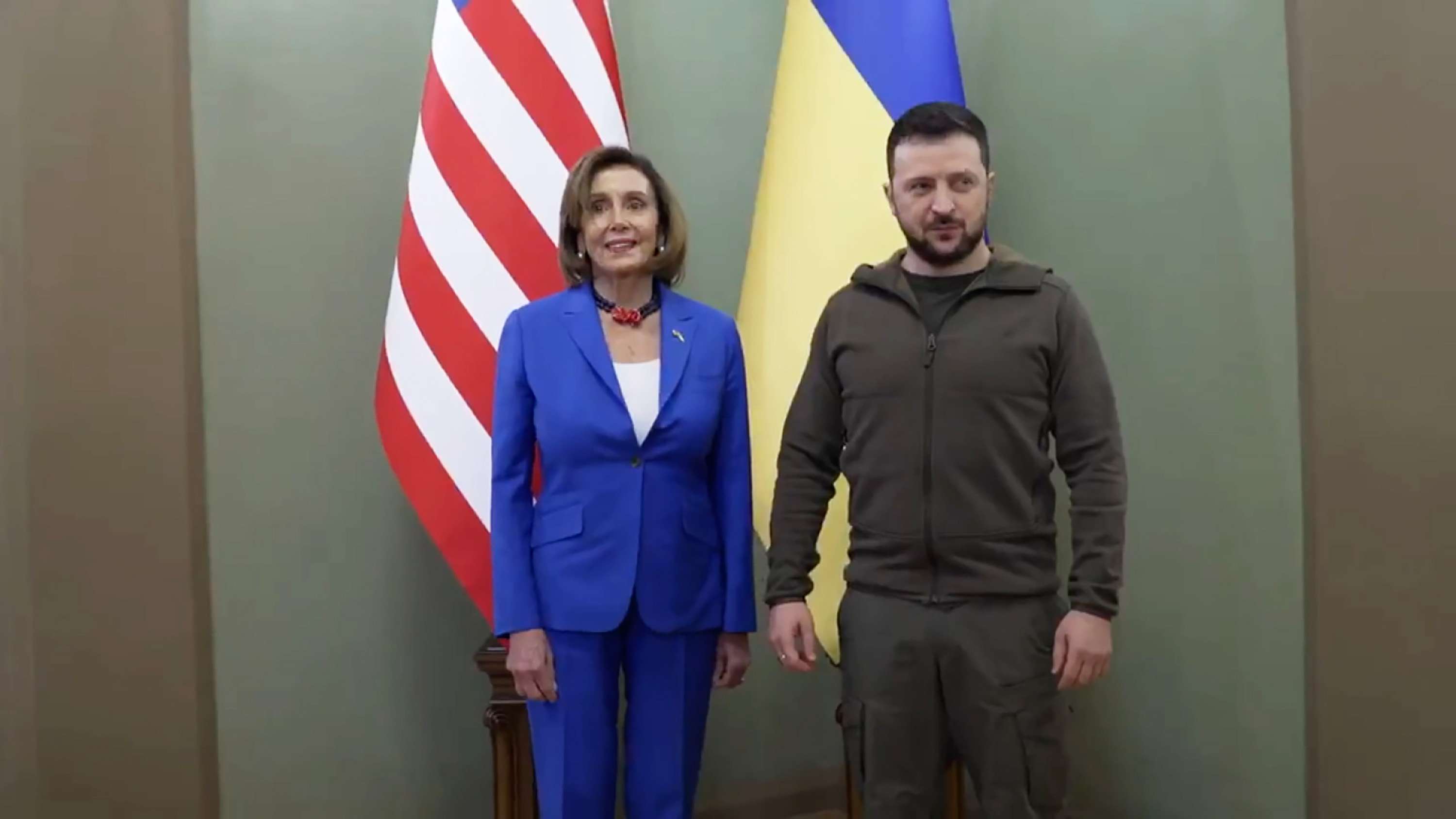 Kryetarja e Dhomës së Përfaqësuesve të Shteteve të Bashkuara, Nancy Pelosi, ka vizituar Kievin, ku është takuar me presidentin ukrainas, Volodymyr Zelensky, 1 maj 2022