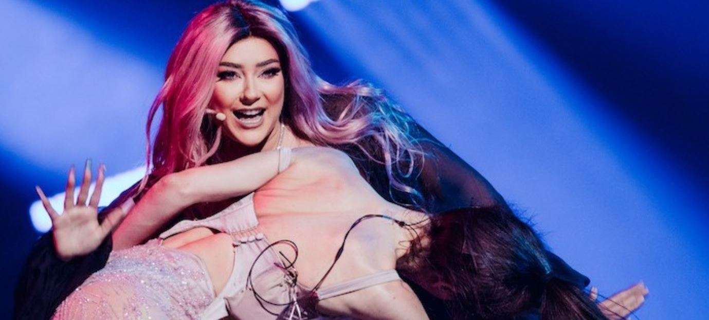 Eurovisioni ia fshin Ronela Hajatit fotografinë “provokuese”