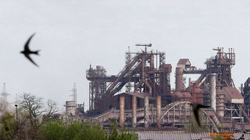 20 civilë largohen nga fabrika e çelikut në Mariupol