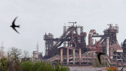 20 civilë largohen nga fabrika e çelikut në Mariupol
