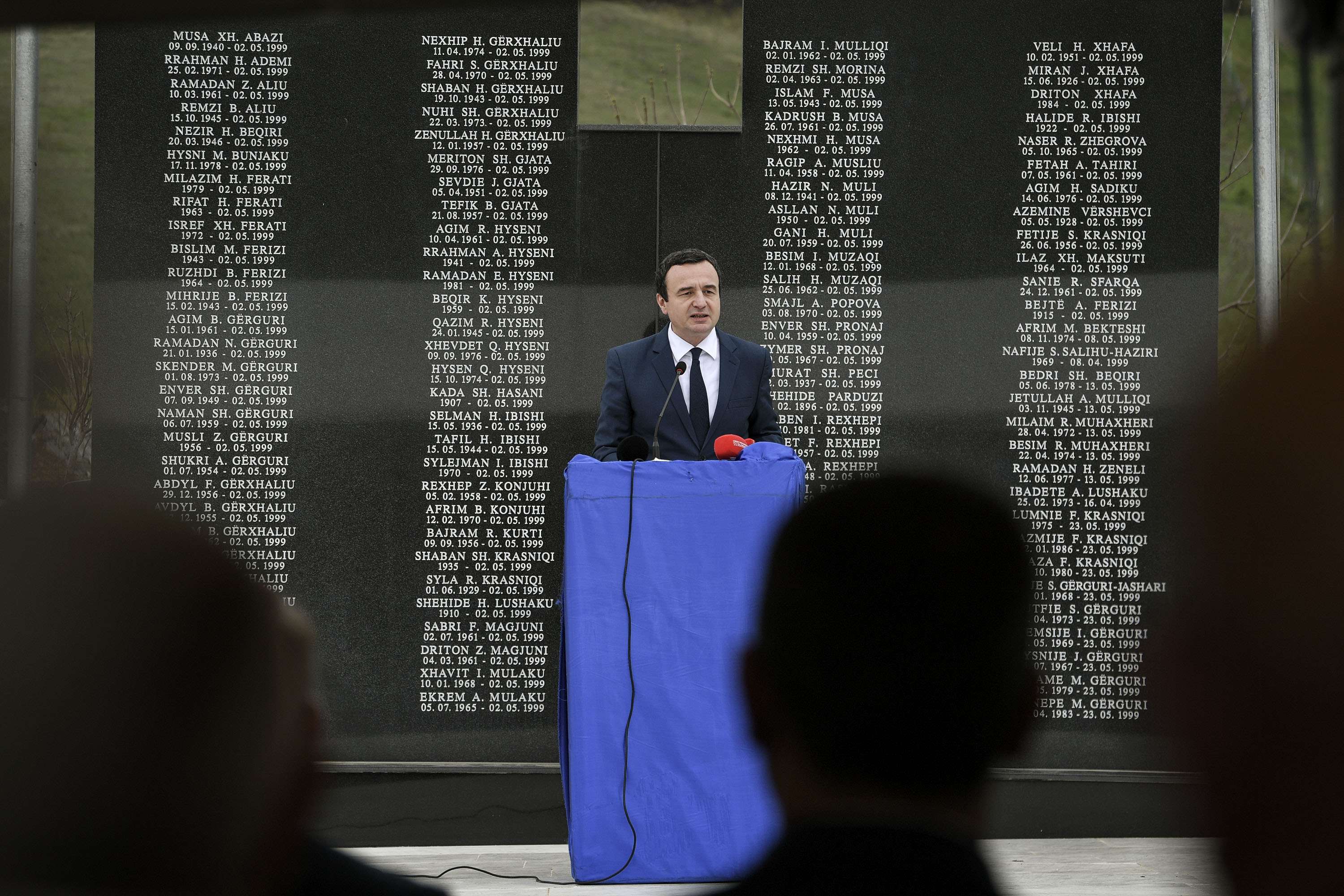 Kryeministri i Kosovës, Albin Kurti, në akademinë përkujtimore të masakrës së Studimes në Vushtrri, Maj 2022, Presidentja e Kosovës, Vjosa Osmani