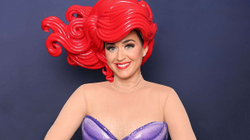 Rrëzimi i Katy Perryt në skenë shkakton të qeshura në shoun “American Idol”
