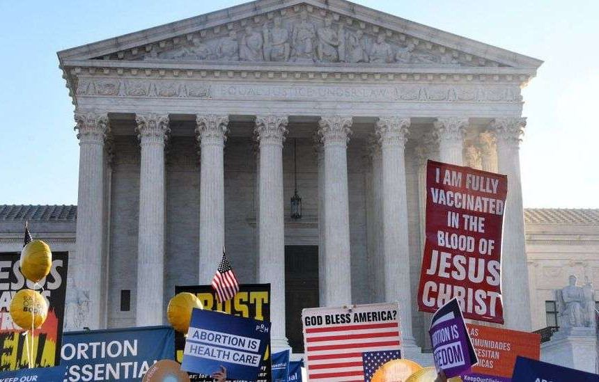 Gjykata Supreme në Shtetet e Bashkuara mund të shfuqizojë vendimin që mundëson abortin, sipas një draft-opinioni që ka rrjedhur nga ky institucion, raporton e përditshmja Politico.