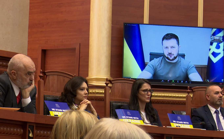 Zelensky i kërkon Shqipërisë: Kufizoni ardhjen e turistëve rusë