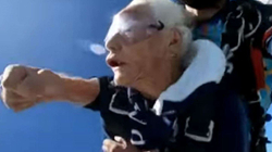 100-vjeçarja hidhet me parashutë nga aeroplani