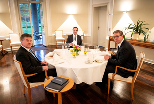 Kryeministri i Kosovës, Albin Kurti në darkë me presidentin serb, Aleksandar Vuçiq dhe me emisarin e BE-së për dialogun Kosovë-Serbi, Miroslav Lajçak
