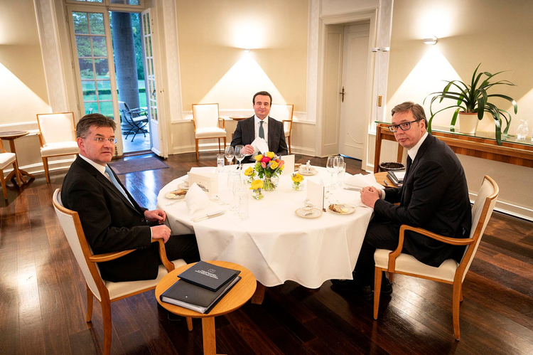 Kryeministri i Kosovës, Albin Kurti në darkë me presidentin serb, Aleksandar Vuçiq dhe me emisarin e BE-së për dialogun Kosovë-Serbi, Miroslav Lajçak
