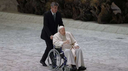 Papa Françesku përdori karrocë për herë të parë publikisht