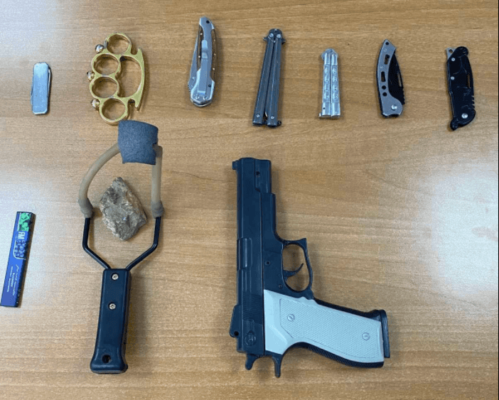 Policia gjen 7 thika e një boks hekuri gjatë kontrollit në 3 shkolla në Vushtrri