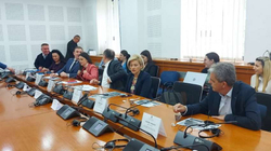 Diskutohen mundësitë e bashkëpunimit Kosovë – SHBA në farmaci, përmendet prodhimi i vaksinave