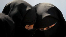 Talebanët urdhërojnë që gratë të veshin burkën në publik