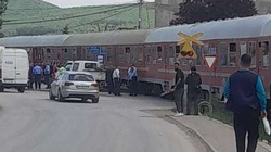 Kamioneta parkohet në skaj të hekurudhës në Klinë, goditet nga treni