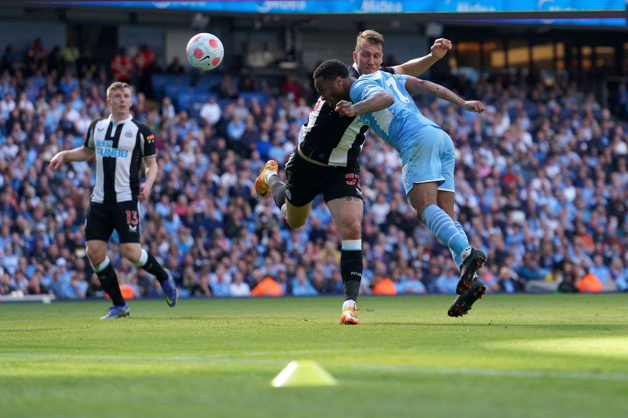 Manchester City fiton dhe kthen pozitën e parë në Premier League