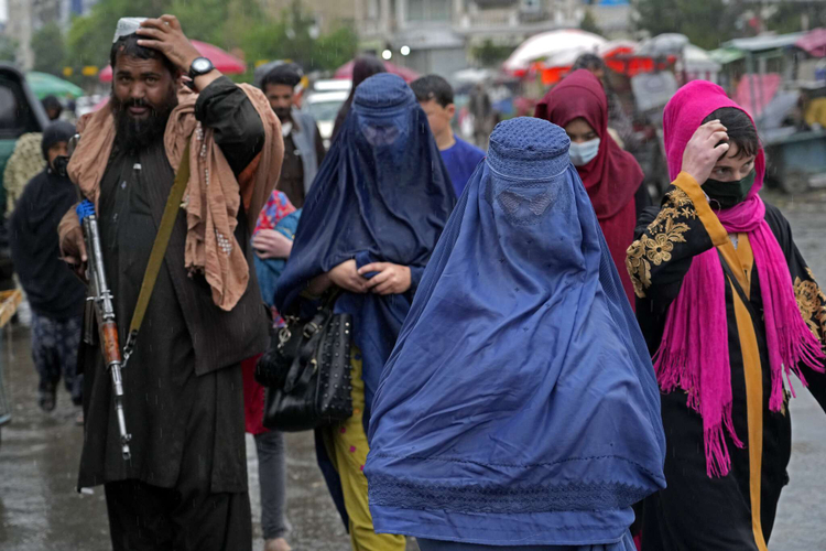 Gratë afgane kundërshtojnë urdhrin për mbulim të tërësishëm, maj 2022