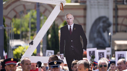 Ministri serb krah Rusisë në marshin me shkronjën “Z” në krye