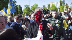 Ambasadori rus në Poloni sulmohet me ngjyrë të kuqe