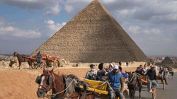 Egjipti arreston 13 tinejxherë që ngacmuan dy turiste te piramidat